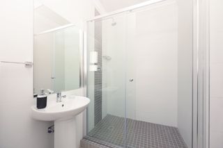 sea side accommodation bnb bluewater bay king kings lodge king room 1 009 sea side accommodation bnb bluewater bay king kings lodge king room 1 009